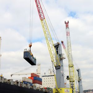 意大利熱那亞碼頭訂購第6代科尼Gottwald移動(dòng)式港口起重機(jī)，以提升其集裝箱裝卸能力2
