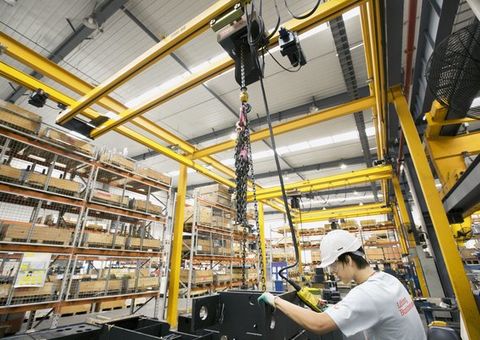 medium_konecranes_operator_with_xm_and_xn_hoist_shanghai_china_2010_001